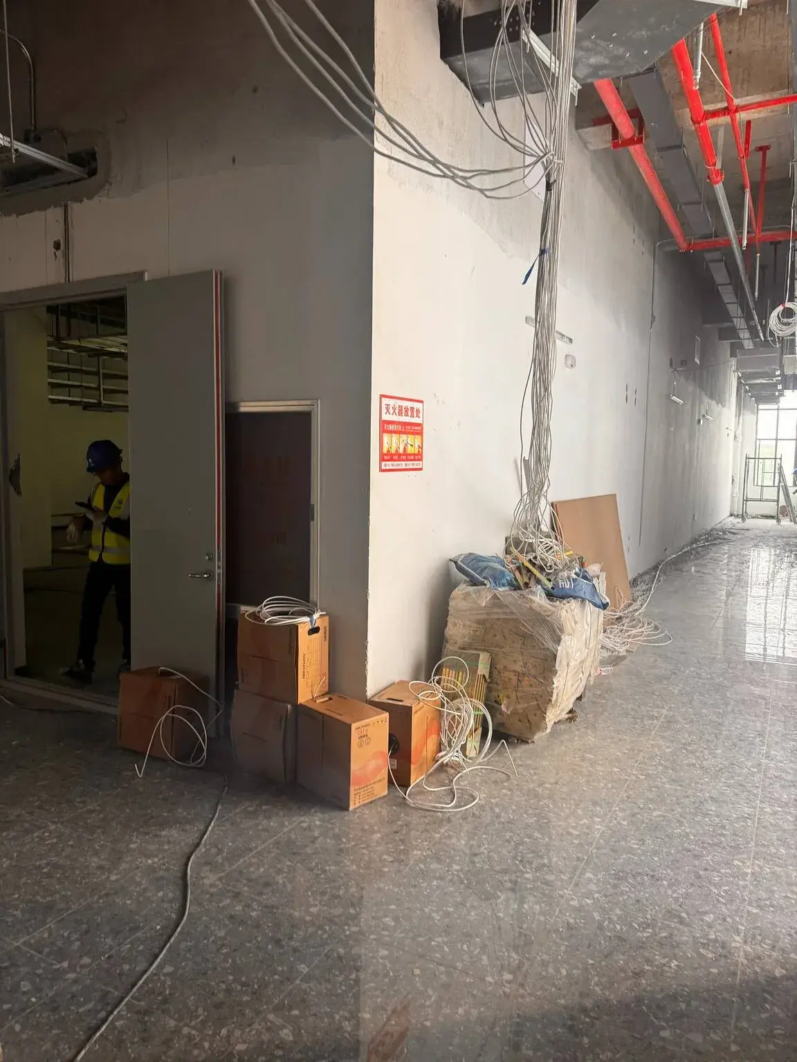 案例1：信阳市人工智能数据中心施工人员