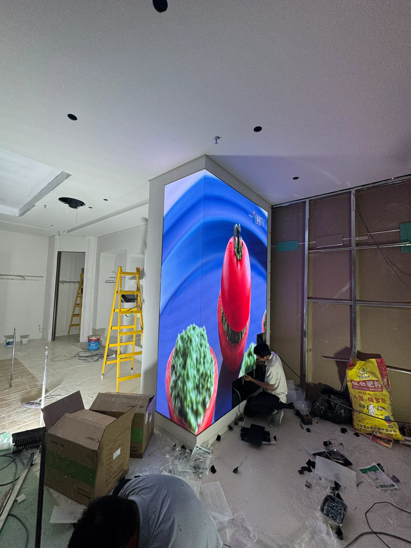 和美广场L型转角LED大屏 - L型转角屏点亮整体 - 嘉欣电子实拍