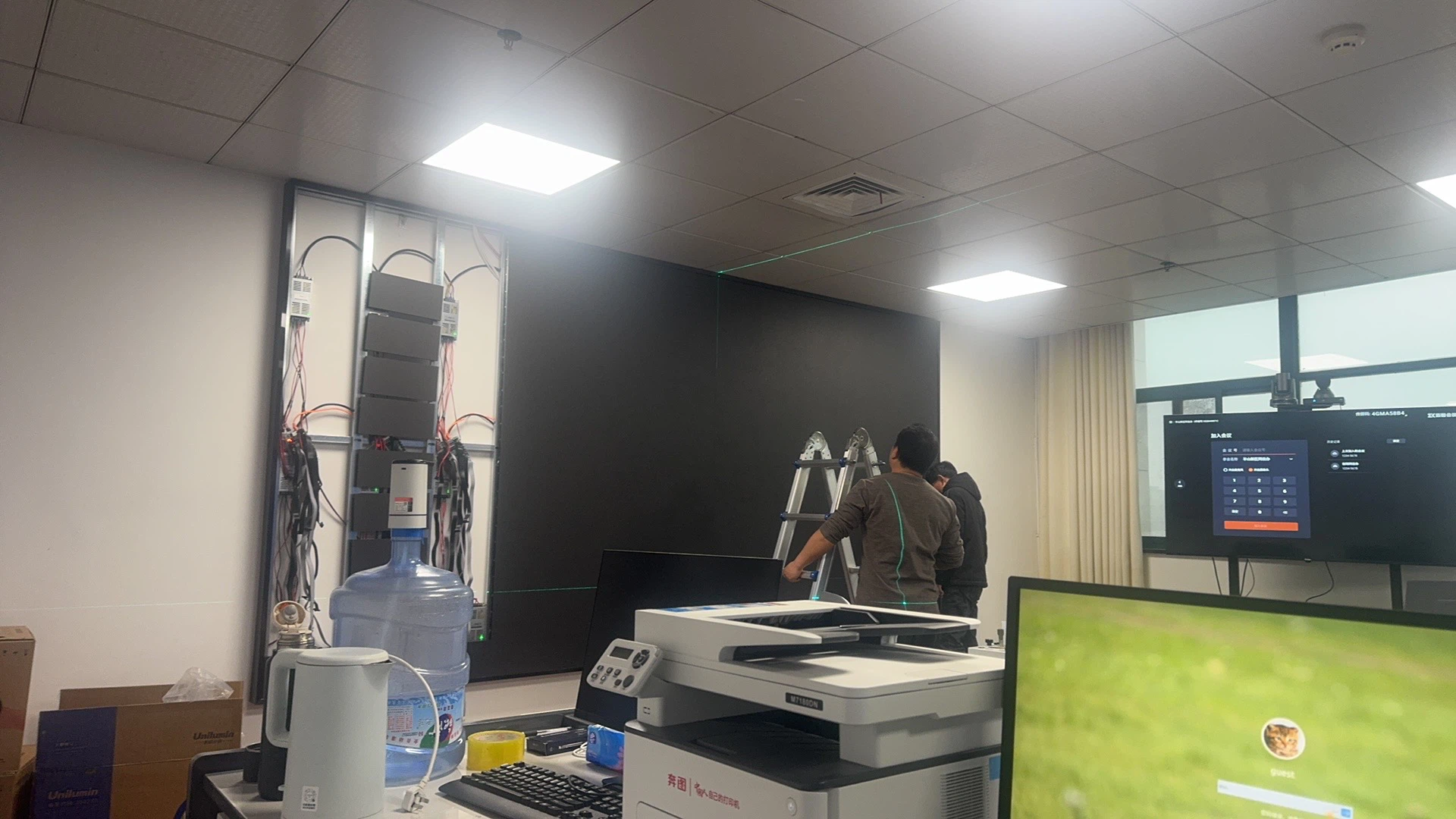羊山新区网信办P2.0会议室LED大屏 - 大屏完工整体 - 嘉欣电子实拍