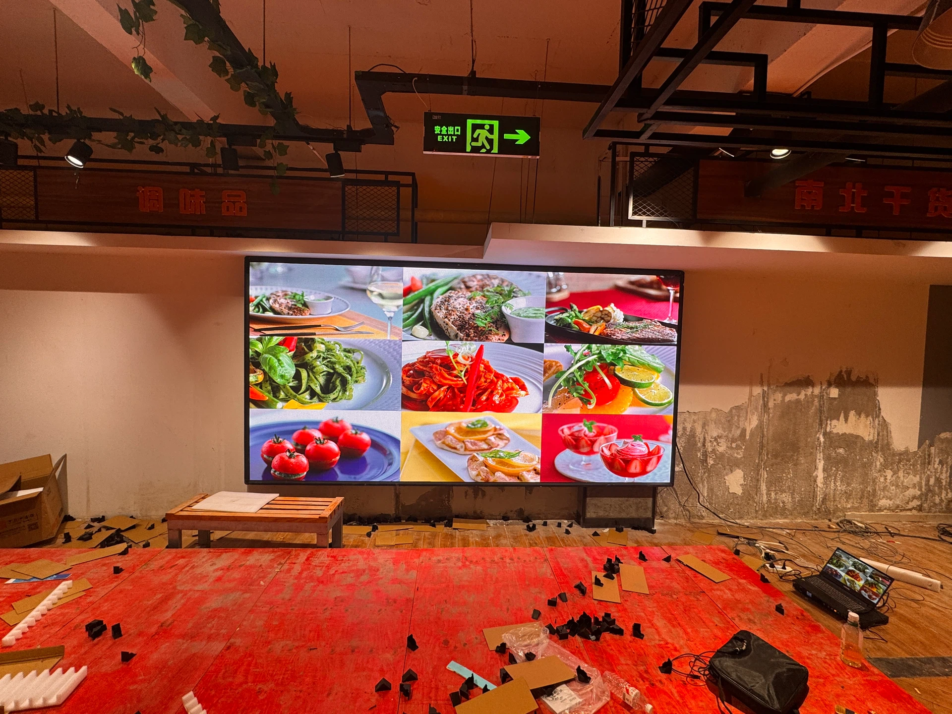 吴家店酒店宴会厅P2.5 LED大屏 - 钢结构安装模组 - 嘉欣电子实拍