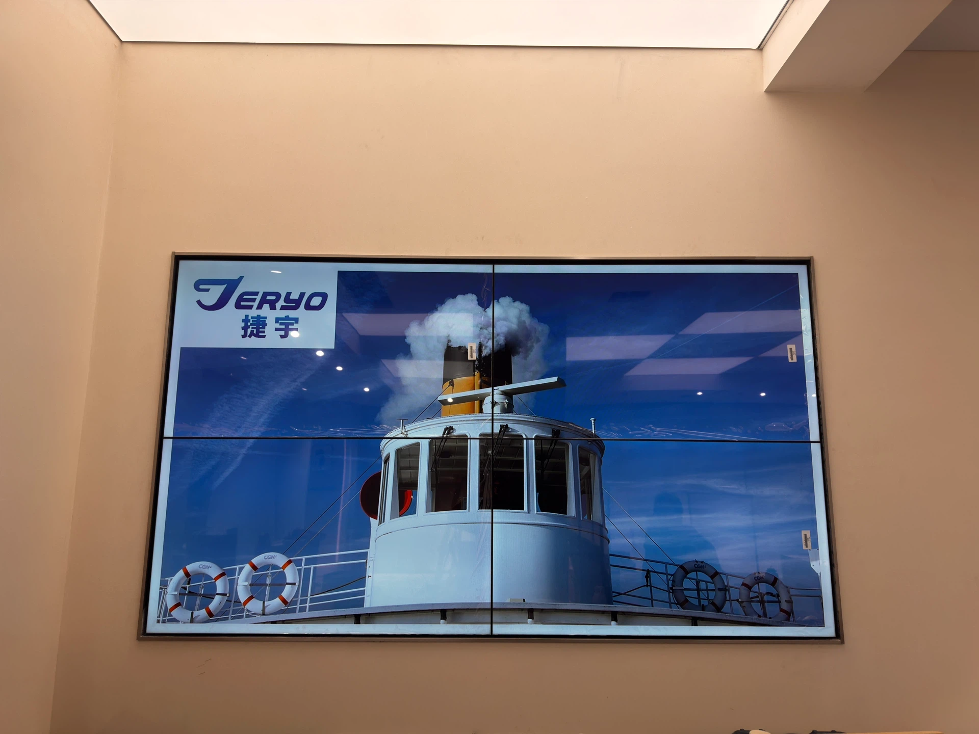 服装店2x2液晶拼接屏 4块55寸拼接墙 - 拼接屏点亮整体 - 嘉欣电子实拍
