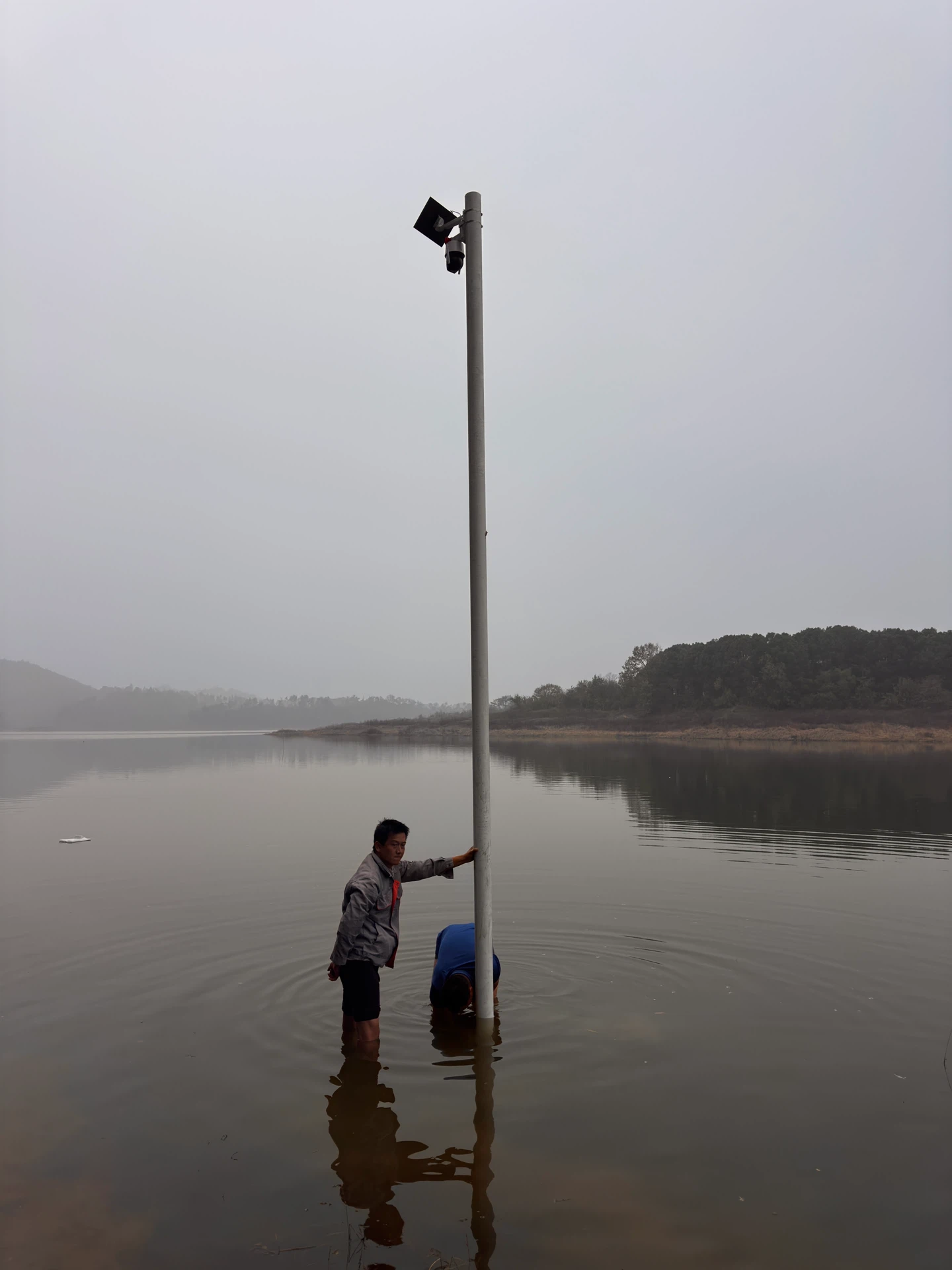 燕尾岛水域太阳能4G监控立杆 - 监控点位近景 - 嘉欣电子实拍
