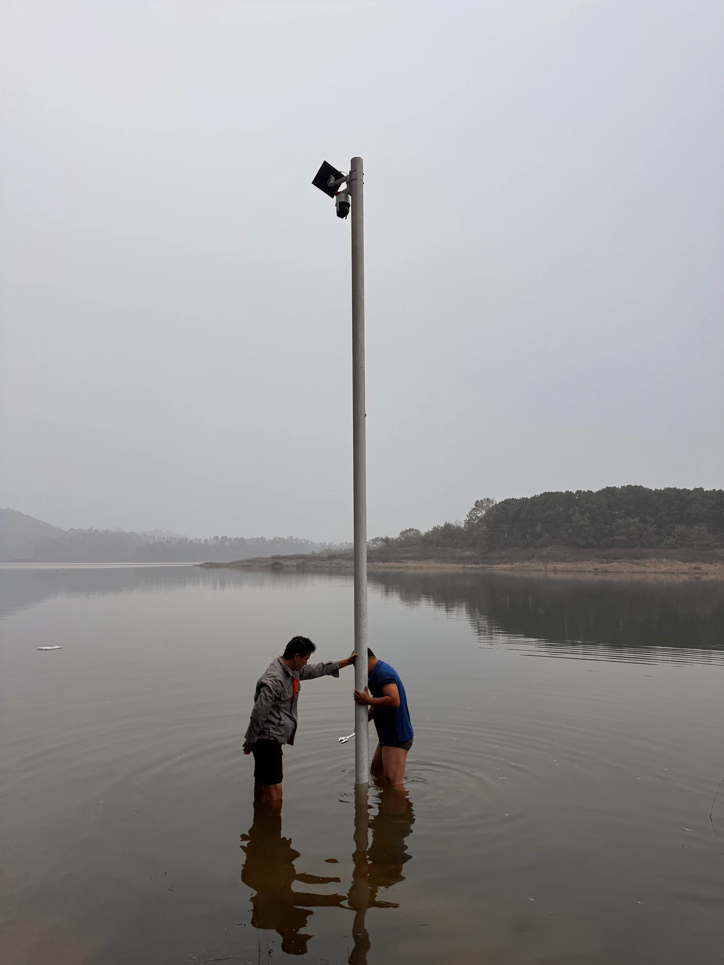 燕尾岛水域太阳能4G监控立杆 - 太阳能板与4G设备 - 嘉欣电子实拍