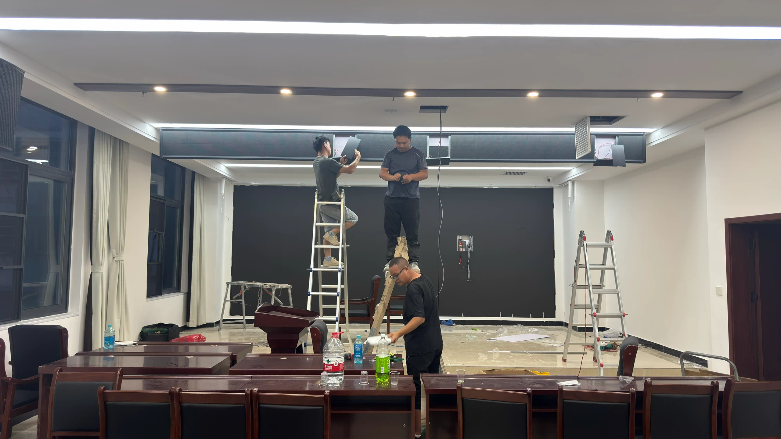 平桥区社会治理指挥中心P1.86 LED大屏 - 墙面钢结构施工 - 嘉欣电子实拍