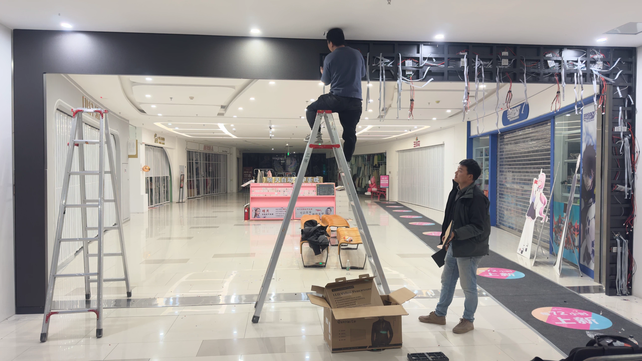 万达商场门字型P2.5异形通道LED大屏 - 钢结构施工 - 嘉欣电子实拍