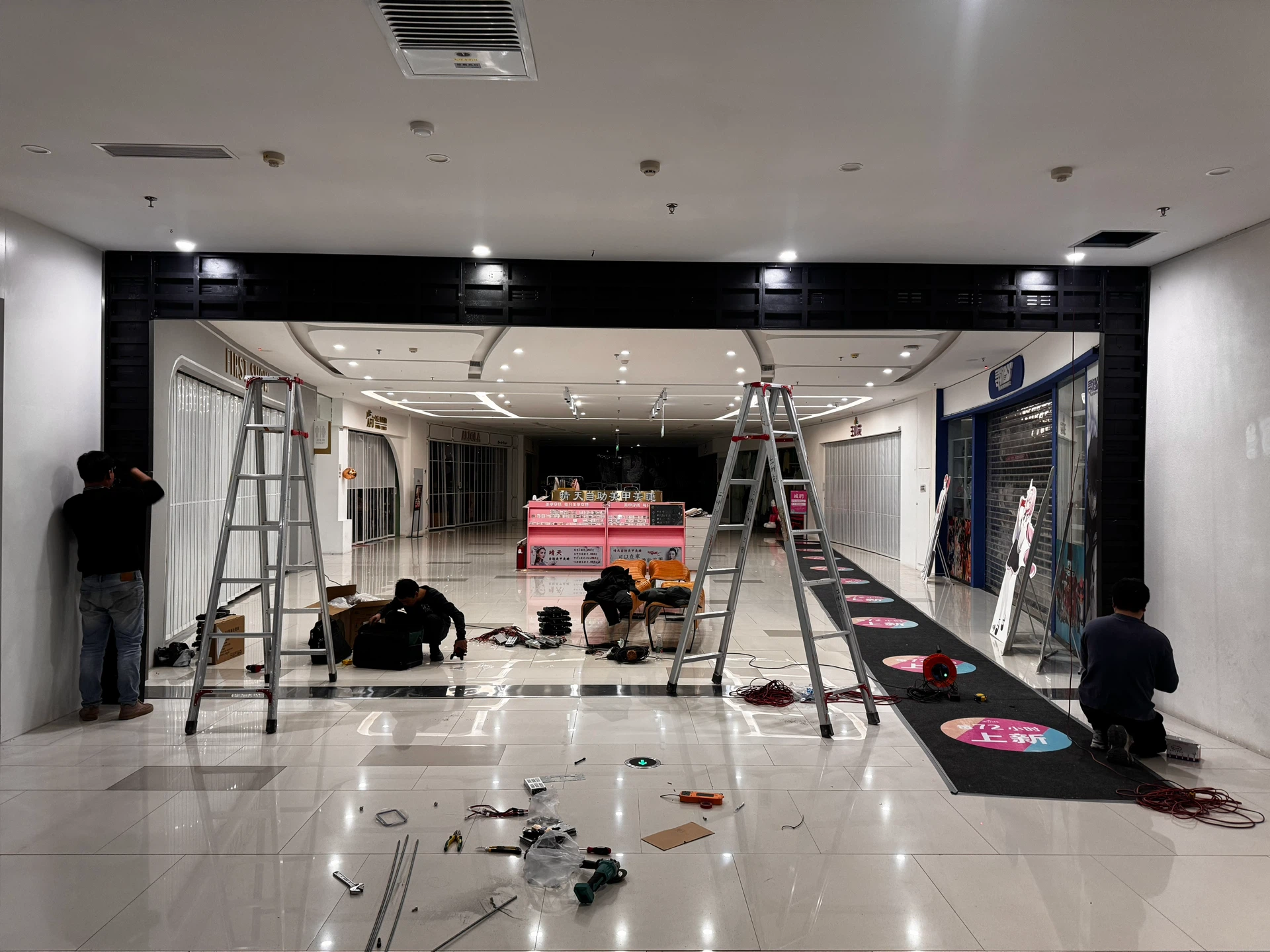 万达商场门字型P2.5异形通道LED大屏 - 门字型大屏点亮整体 - 嘉欣电子实拍