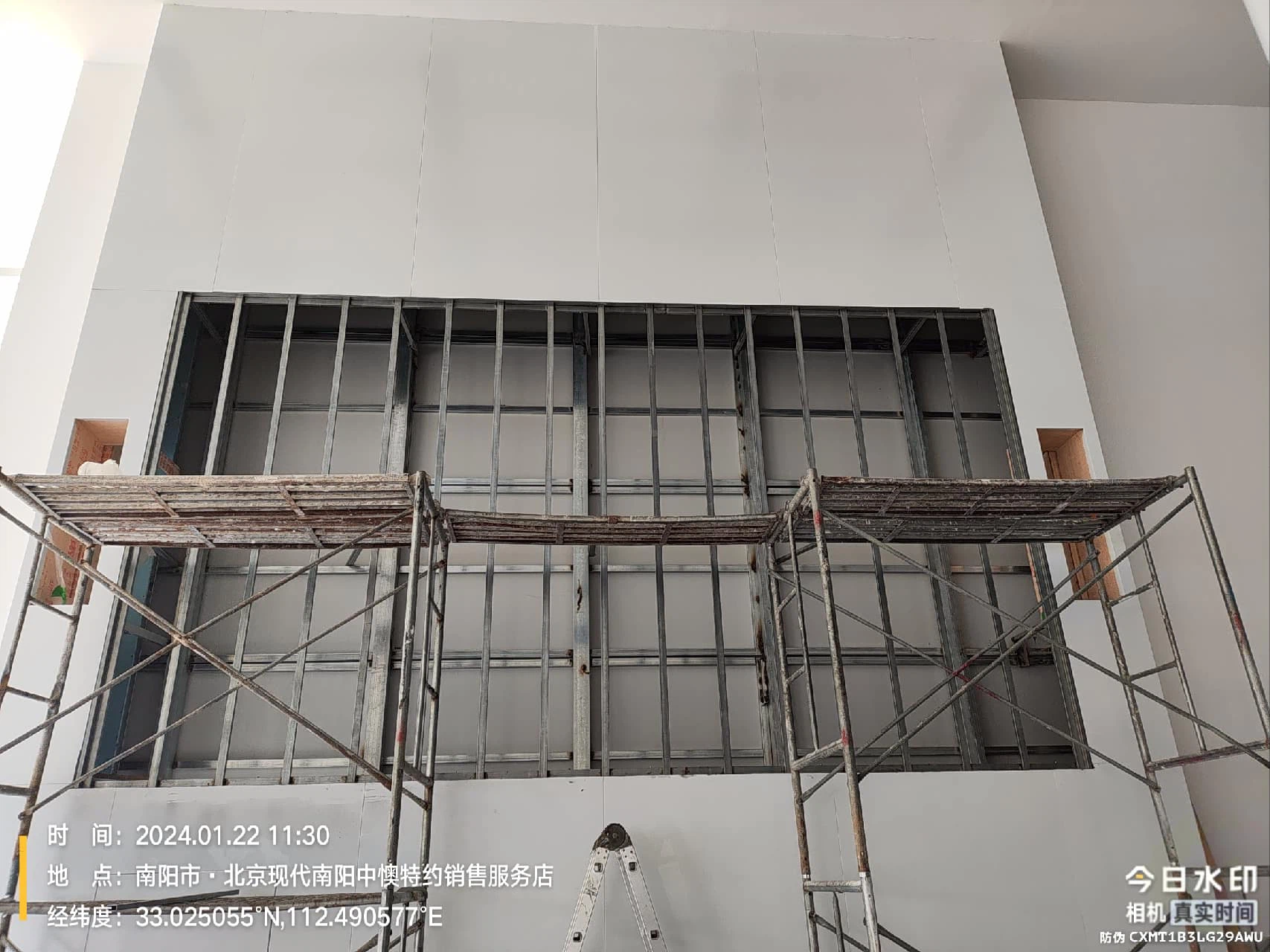 南阳北京现代4S店展厅P2.5 LED大屏 - 空钢结构框架 - 嘉欣电子实拍