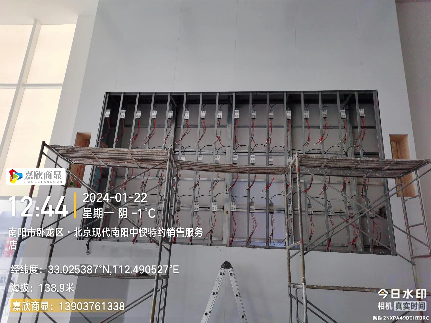 南阳北京现代4S店展厅P2.5 LED大屏 - 钢结构排线 - 嘉欣电子实拍