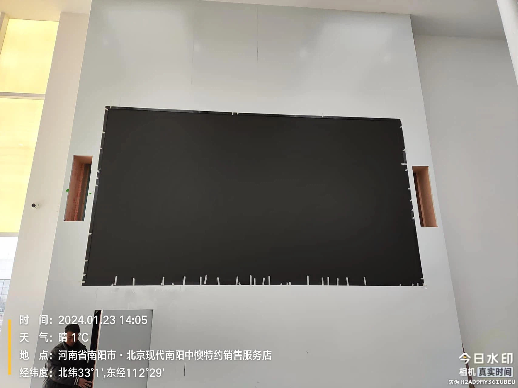 南阳北京现代4S店展厅P2.5 LED大屏 - 大屏模组挂完 - 嘉欣电子实拍