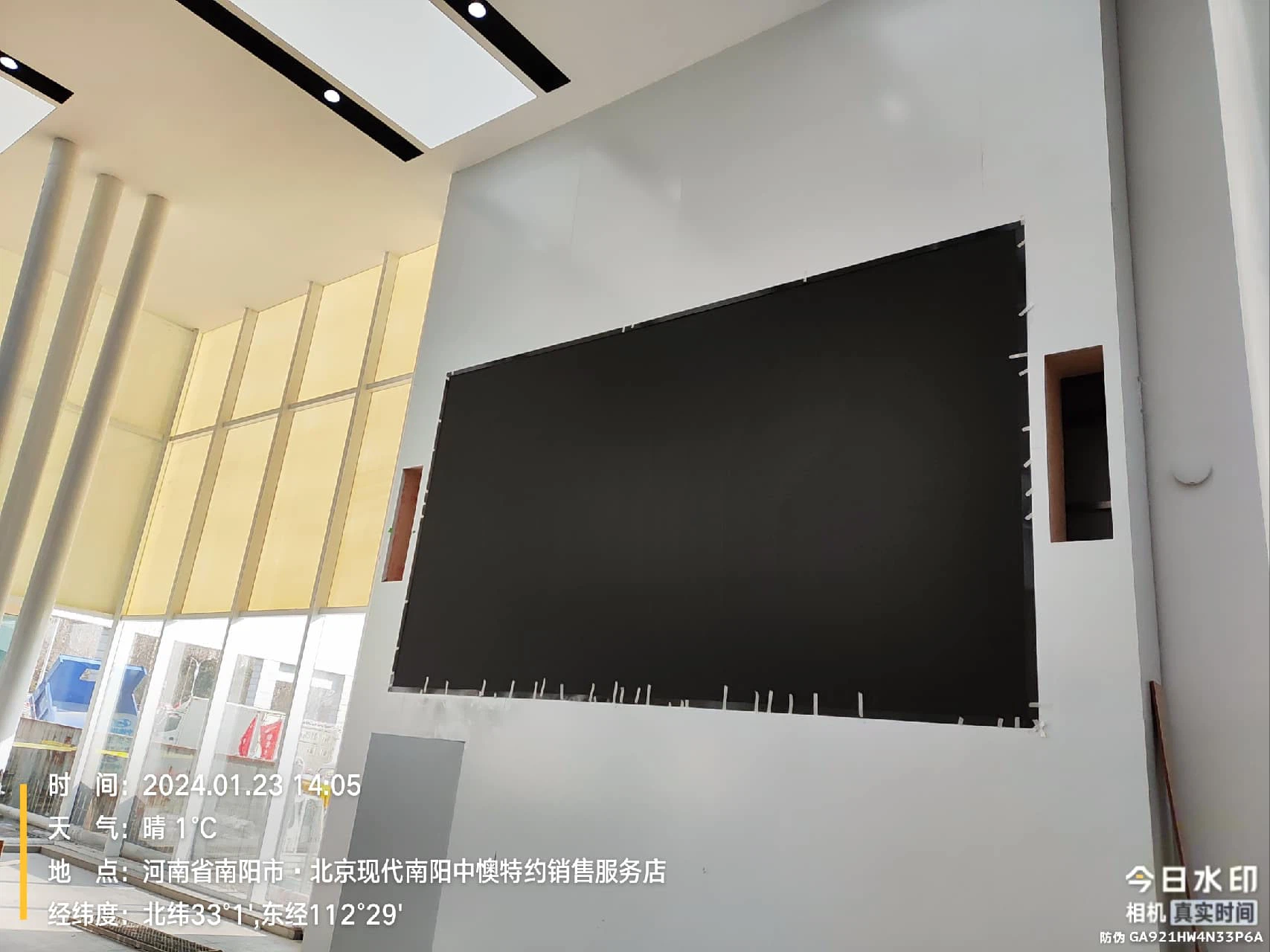 南阳北京现代4S店展厅P2.5 LED大屏 - 展厅大屏侧面 - 嘉欣电子实拍