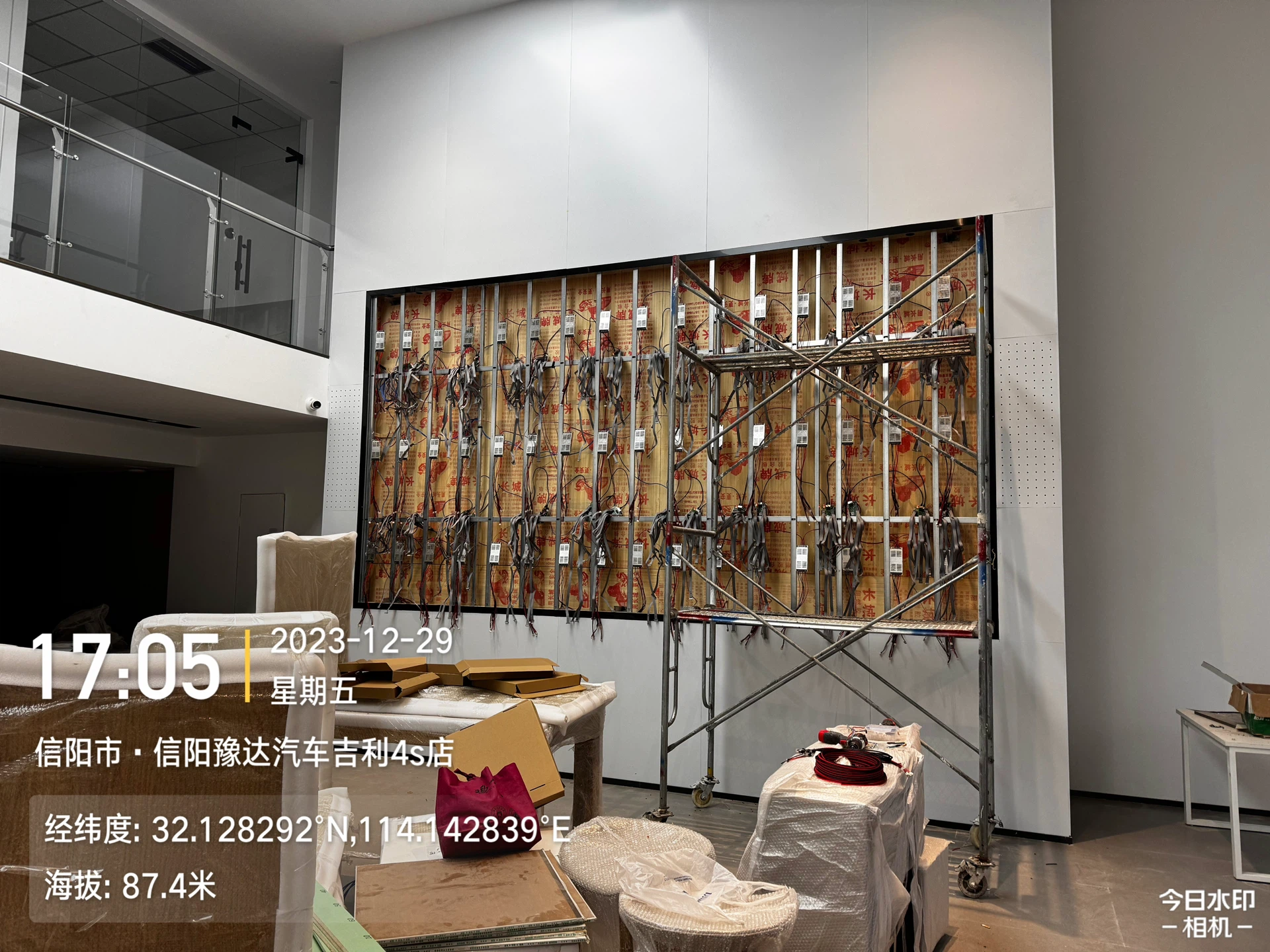 奇瑞4S店展厅P2.5 LED大屏 - 钢结构排线 - 嘉欣电子实拍