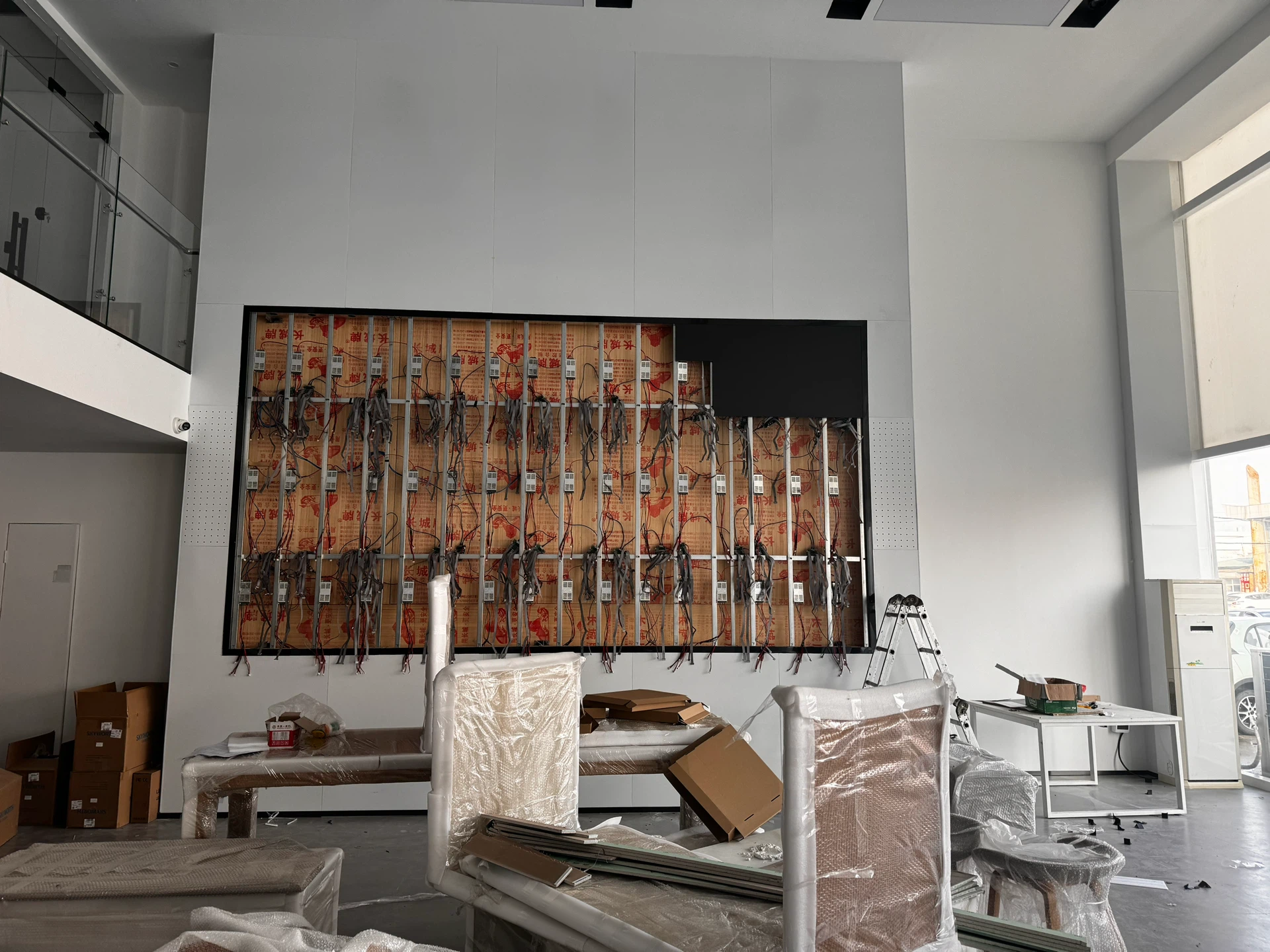 奇瑞4S店展厅P2.5 LED大屏 - 模组安装中 - 嘉欣电子实拍