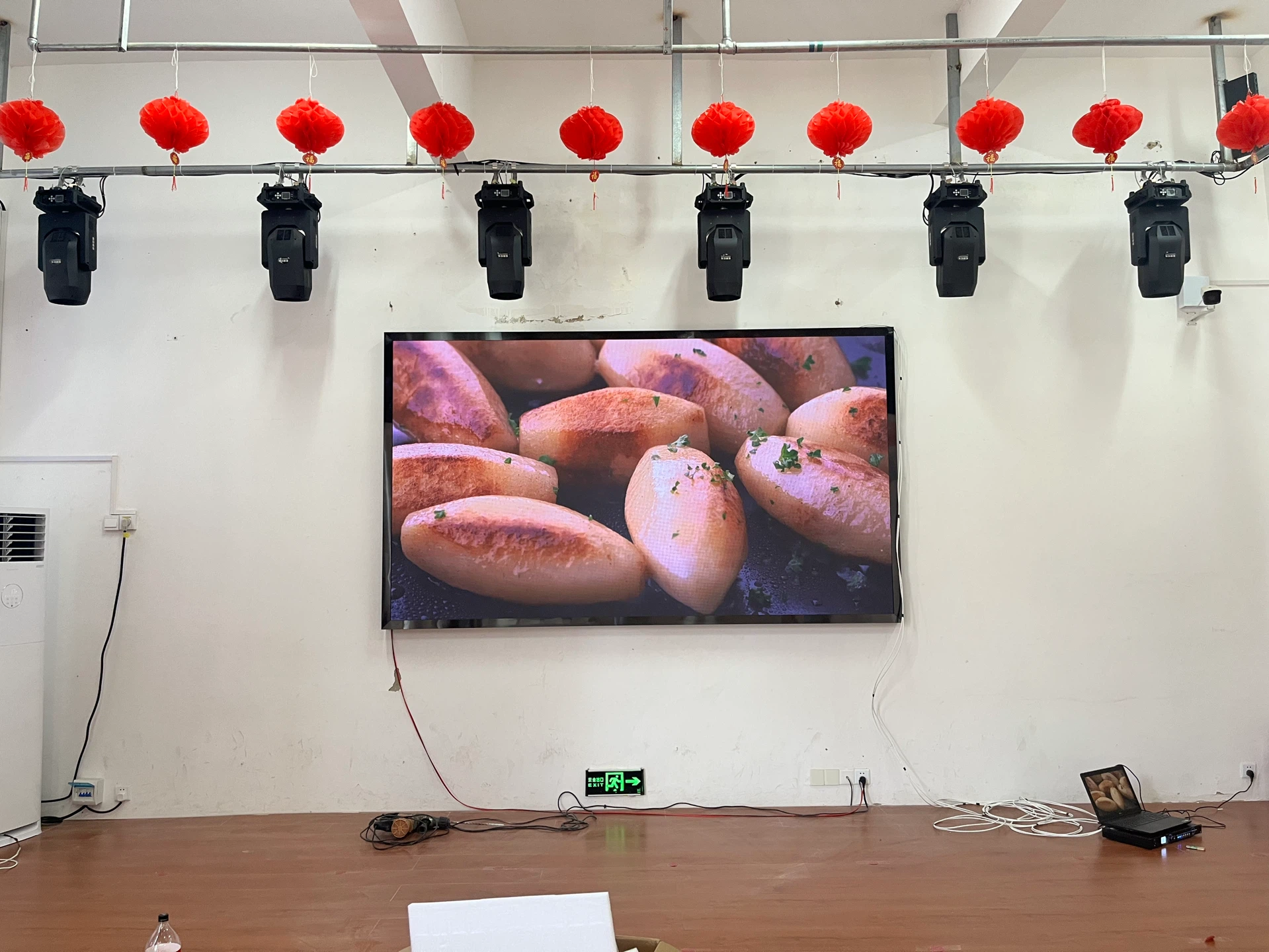 新县沙窝镇中心小学礼堂P2 LED大屏 - 礼堂大屏点亮整体 - 嘉欣电子实拍