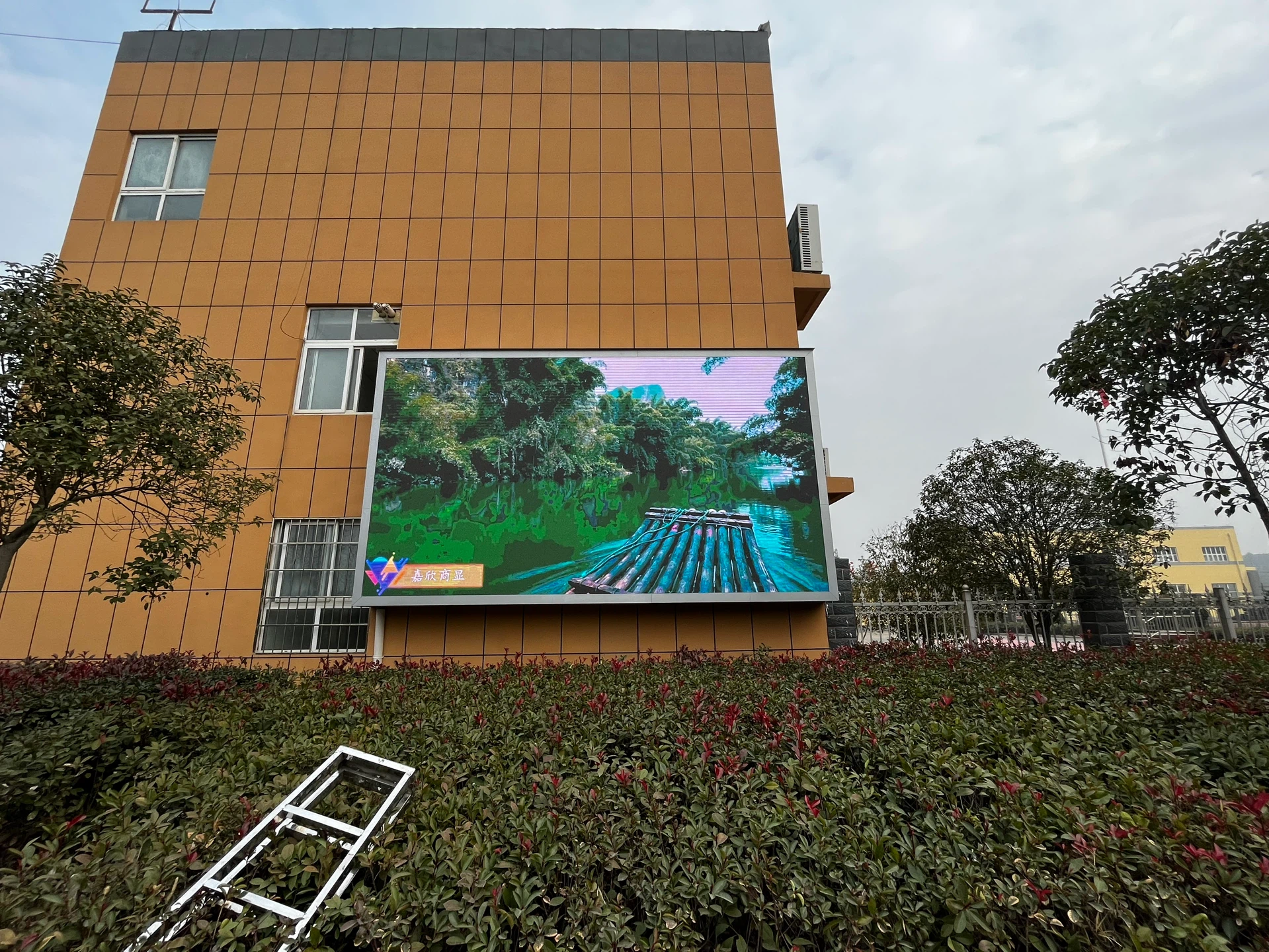 工务段户外P4 LED大屏 - 大屏显绿色风景 - 嘉欣电子实拍