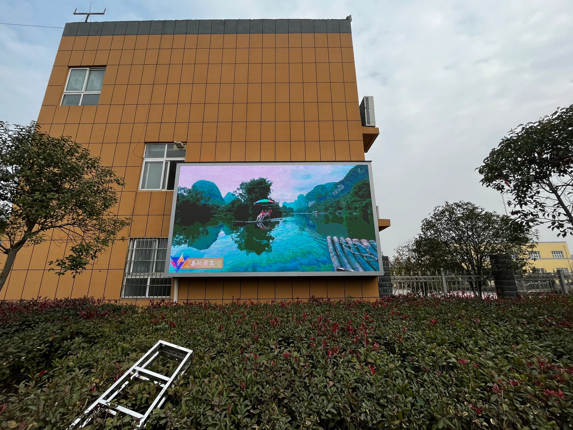 工务段户外P4 LED大屏 - 户外大屏显河流风景 - 嘉欣电子实拍