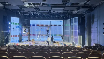 信阳学院南湾校区演艺厅一主四副利亚德室内2.5小间距LED屏
