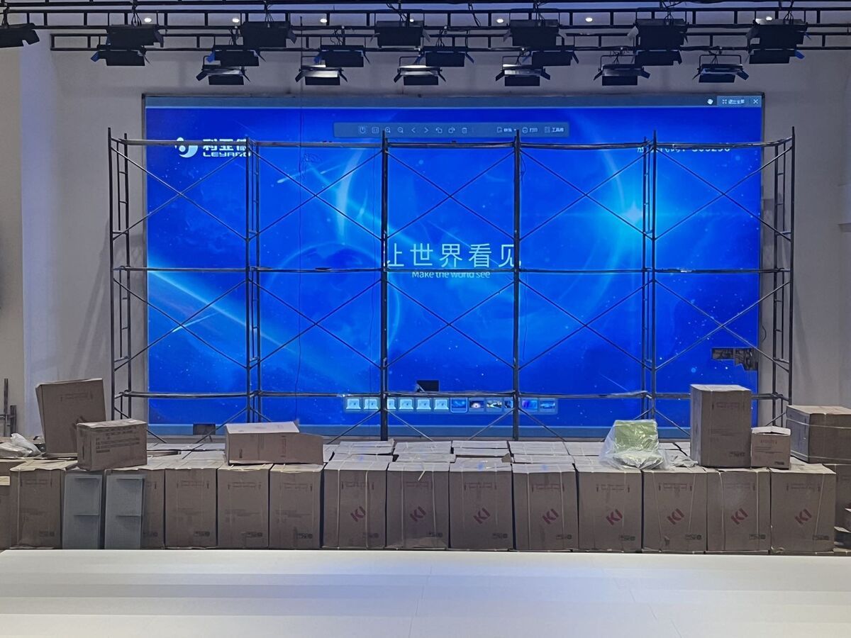 信阳学院媒体教室2.5室内LED显示屏 - 钢结构施工 - 嘉欣电子实拍