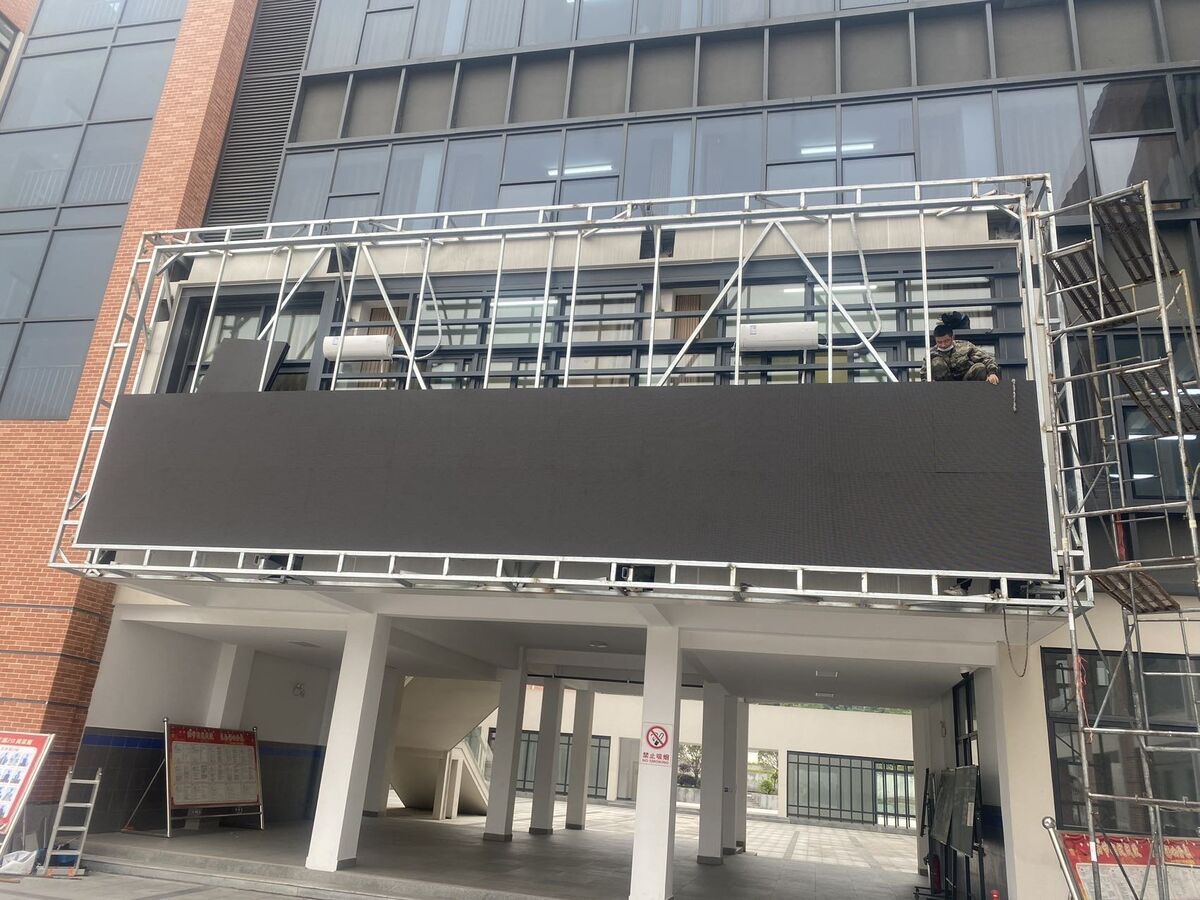 信阳市实验高中贤岭校区P5户外全彩LED屏 - 钢结构施工 - 嘉欣电子实拍