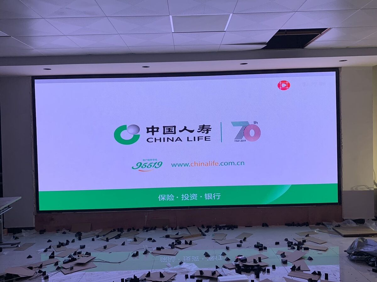 息县中国人寿保险2.5室内LED显示屏 - 正面点亮效果 - 嘉欣电子实拍
