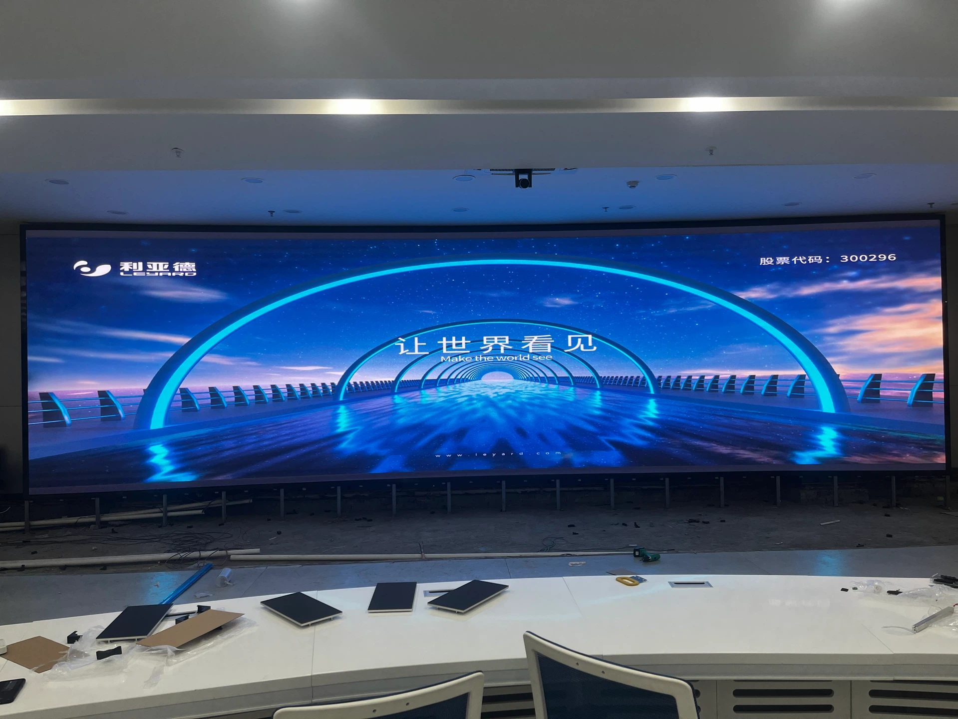 息县市民之家1.86小间距弧形LED屏 - 背面走线 - 嘉欣电子实拍
